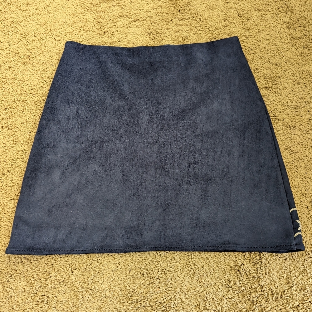 Mi AMI Velvet skirt with embroidered flowers - Picture 2 of 3